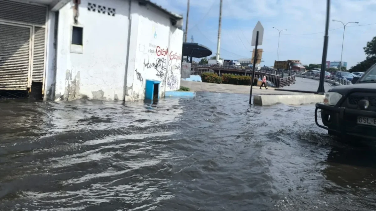 Fotografía de archivo de inundación en el sur de Guayaquil por marea alta.