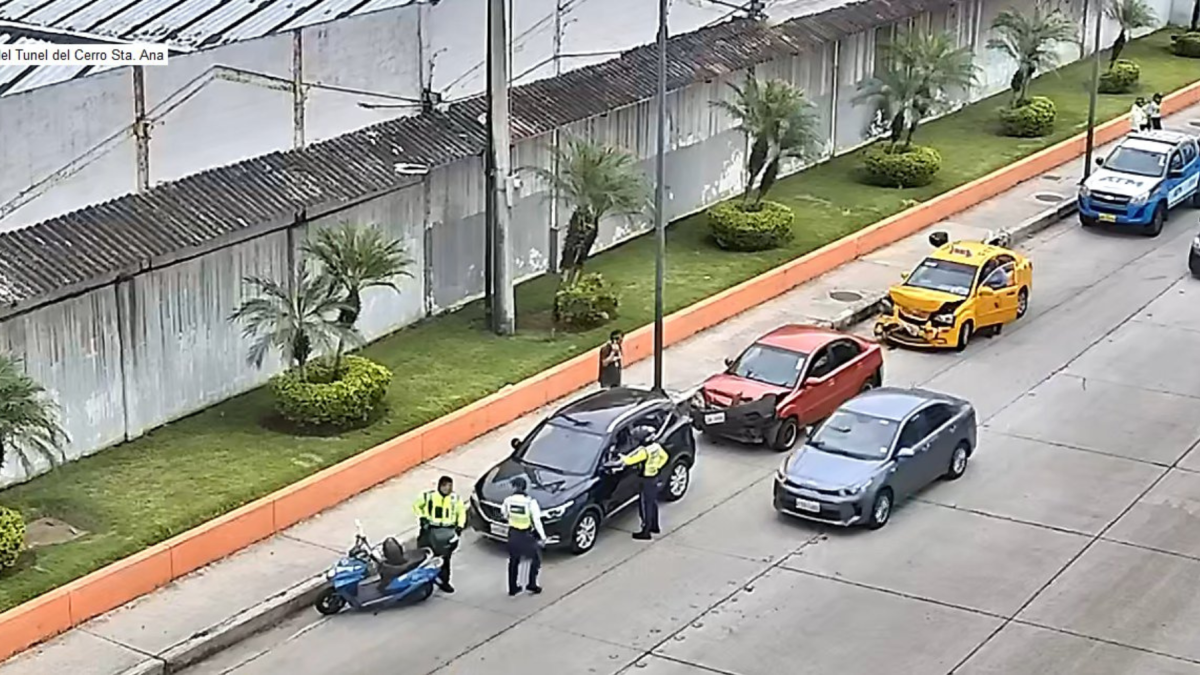 Miembros de la Agencia de Tránsito y Movilidad (ATM) atendieron el incidente vial ocurrido en el ingreso al túnel del cerro del Carmen.