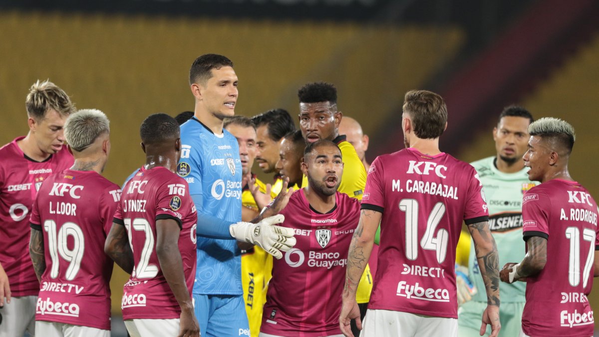La respuesta de Junior Sornoza (c) que sorprendió tras la polémica con Barcelona SC.