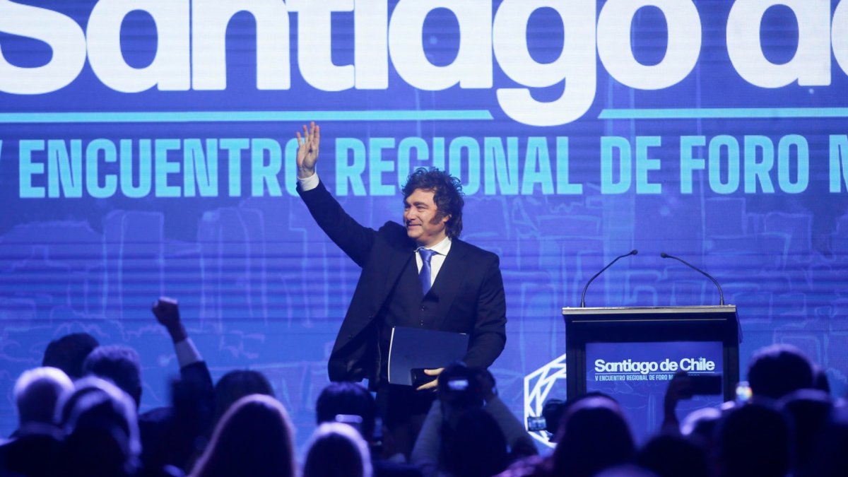 El presidente de Argentina, Javier Milei, saluda durante la inauguración del V Encuentro Regional del Foro Madrid este jueves en Santiago (Chile).