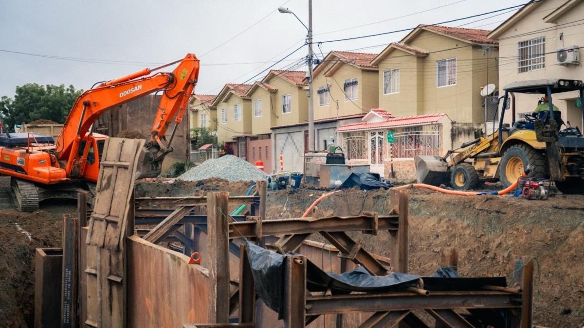 Maquinaria trabaja en la instalación de una tubería como parte de las obras del Quinto Acueducto, en Villa Bonita, noroeste de Guayaquil.