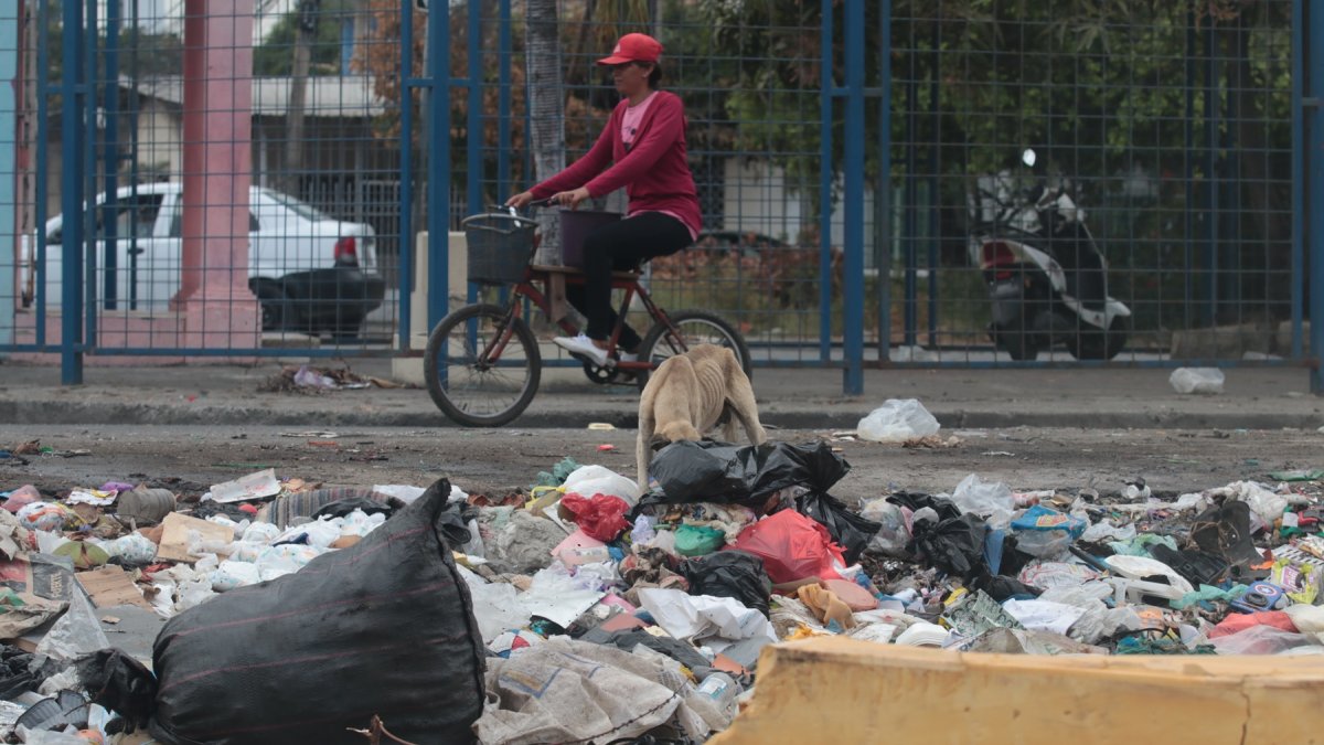 La mala disposición de desechos en Durán es recurrente.