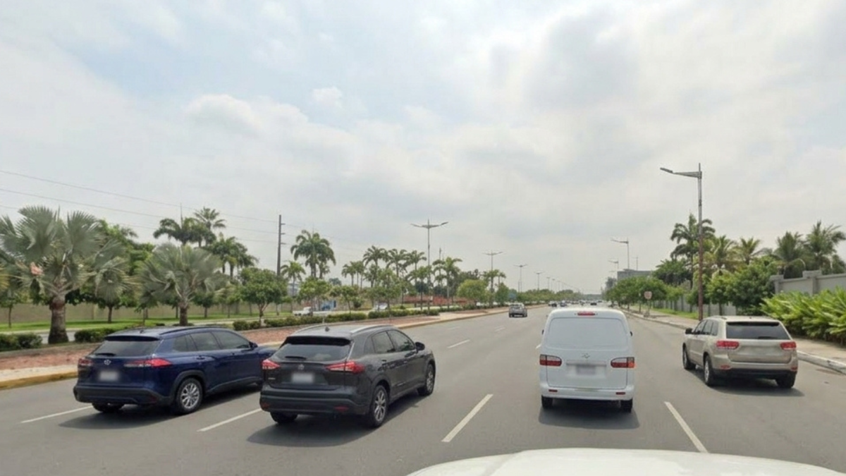En este sector de la avenida Samborondón ocurrió el siniestro vial en el que una mujer murió atropellada por un conductor que huyó del lugar.