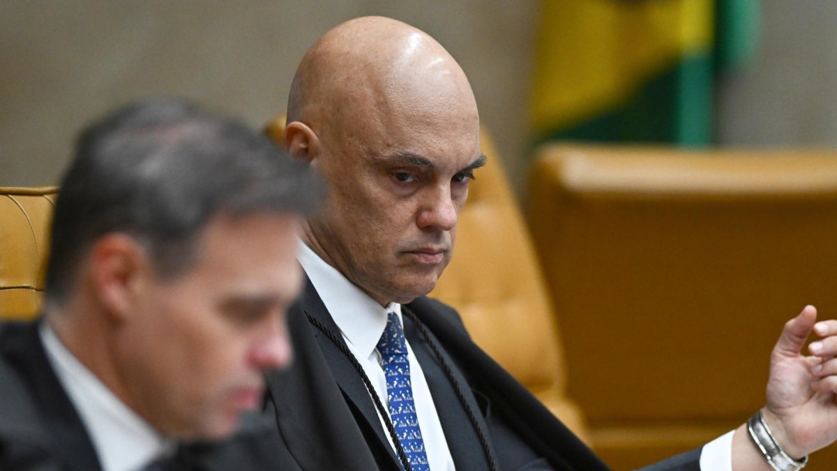 El juez ministro de la Suprema Corte de Brasil Alexandre de Moraes asiste a una sesión de juicio en el Supremo Tribunal Federal, en Brasilia (Brasil).
