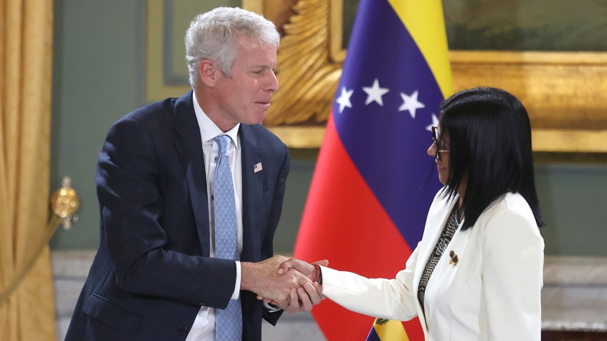 Estados Unidos asegura un histórico acuerdo petrolero en Venezuela, pactando con el régimen de Delcy Rodríguez.