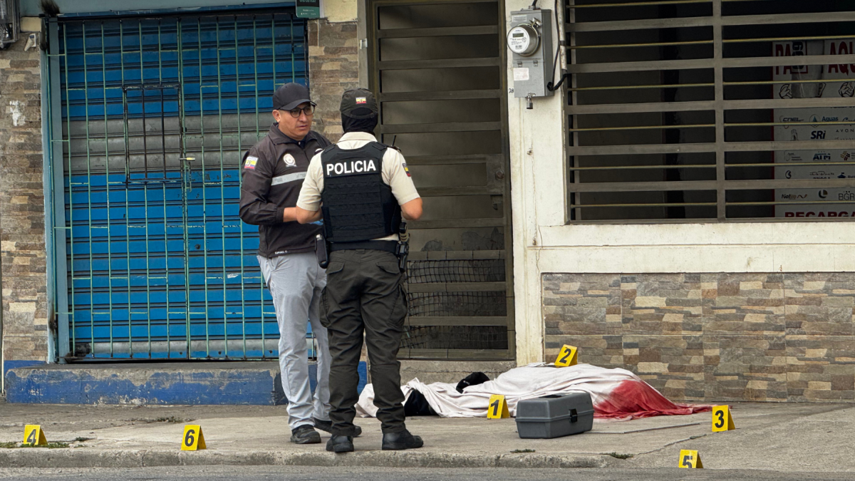 Agentes policiales resguardan la escena del crimen donde fue asesinado un bombero en Machala.