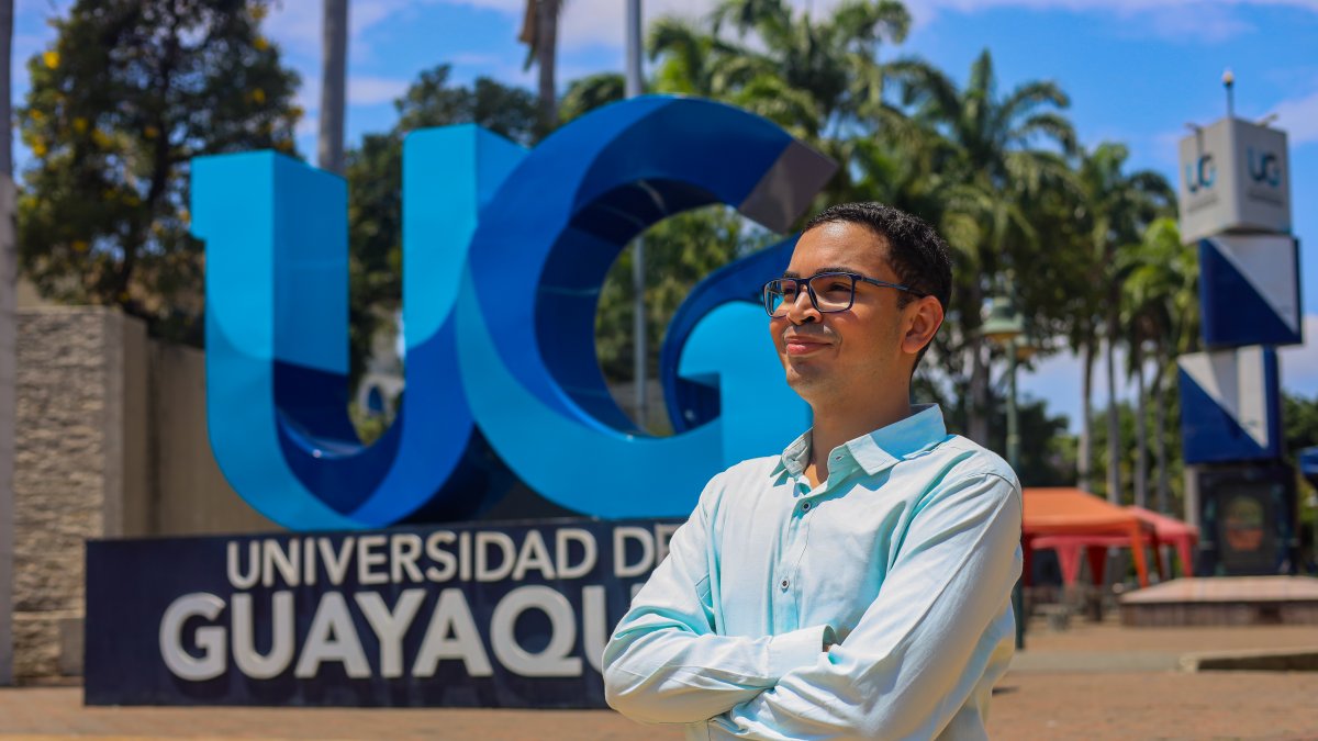 Héctor Castillo, estudiante de Negocios Internacionales de la Universidad de Guayaquil, viajará a España para cursar un semestre en la Universidad de Salamanca.