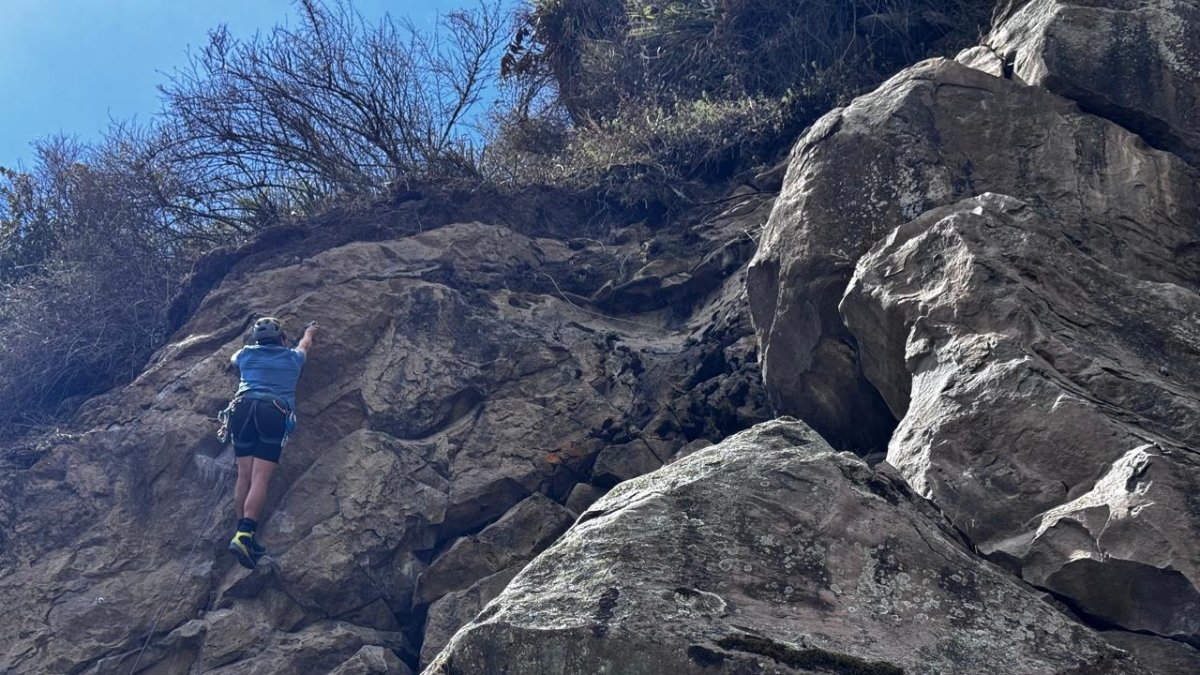 La experiencia de escalar en roca natural es accesible en Quito, con el acompañamiento de un experto y equipo especializado.
