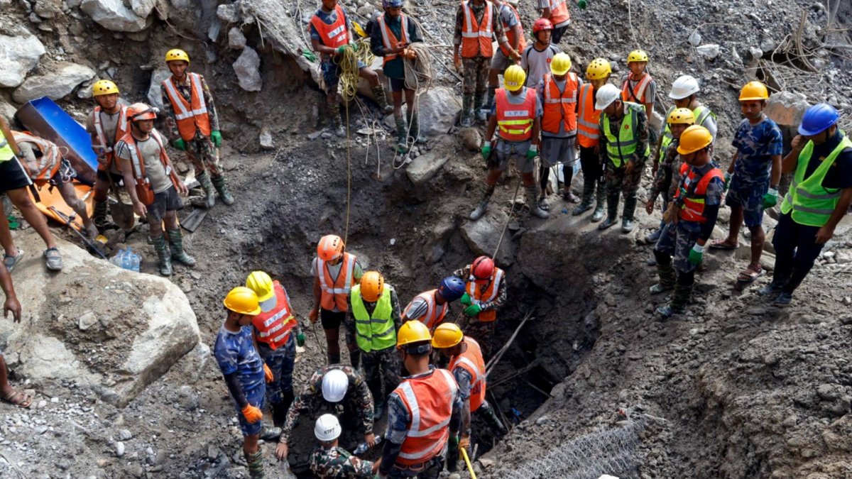 Los trabajos de rescate para tratar de sacar con vida a las personas atrapadas en un túnel del proyecto hidroeléctrico, diez días después de las devastadoras riadas.