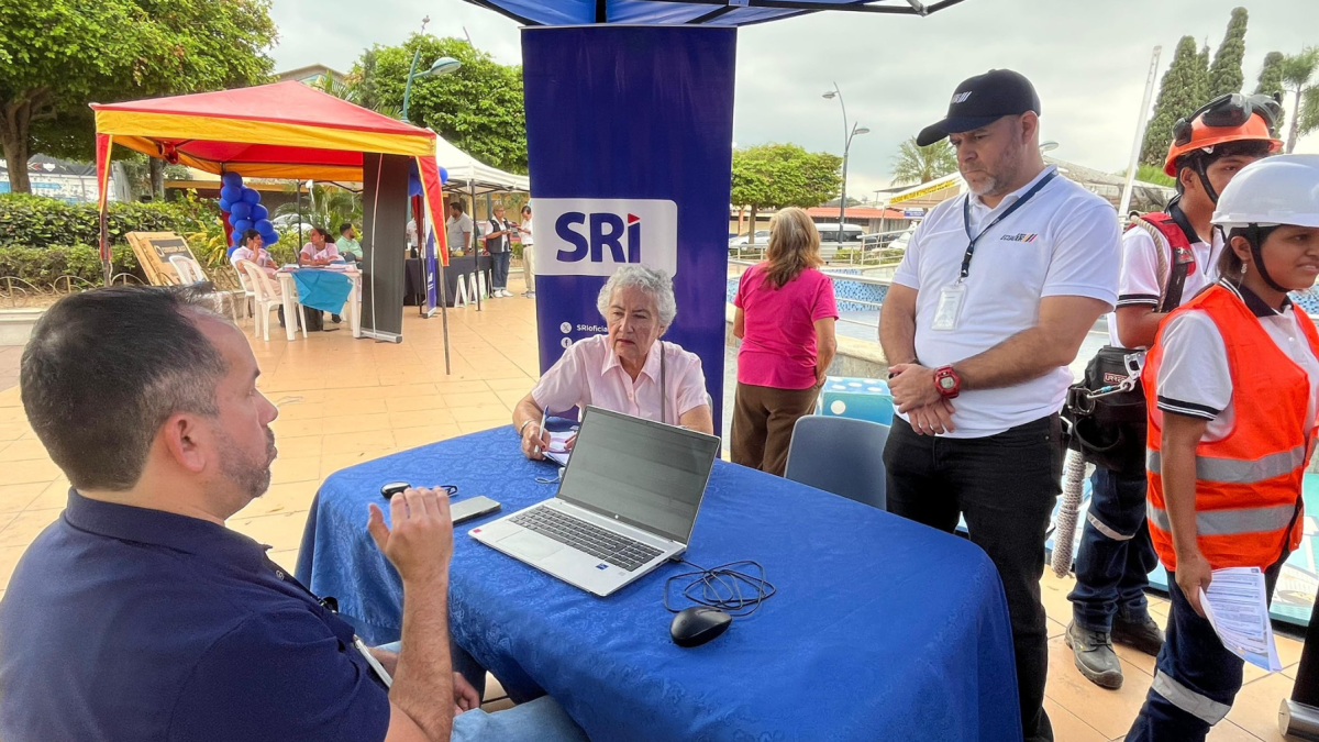 Personas despejan dudas con técnicos del SRI.
