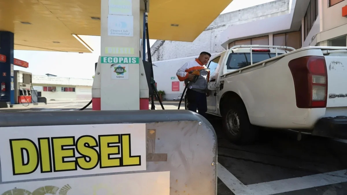 mas preciso
En Ecuador, los precios de la extra, ecopaís, diésel prémium y súper se actualizan mensualmente según la evolución del mercado internacional.