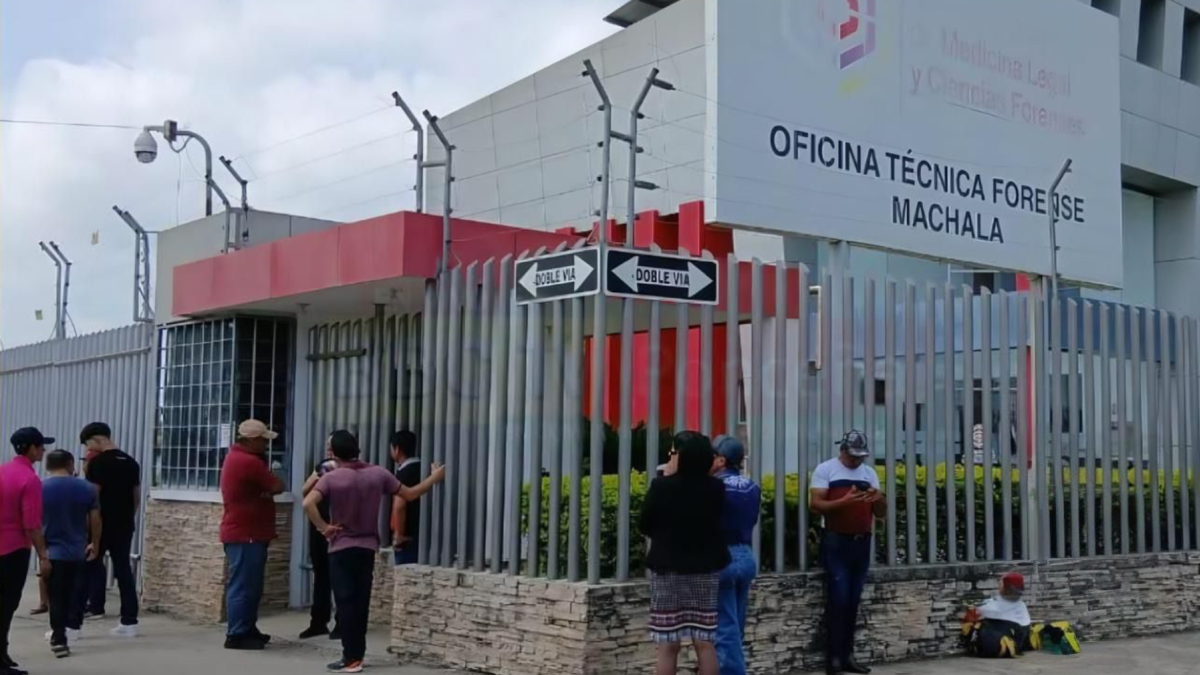 Familiares esperan en los exteriores de la Oficina Técnica Forense de Machala, donde permanecen restos de víctimas que aún no han podido ser identificados.
