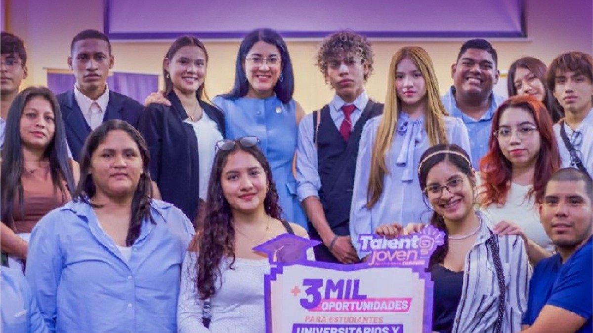 Ministra de Educación, Gilda Alcívar, durante la presentación del programa de becas Talento Joven, en Guayaquil.