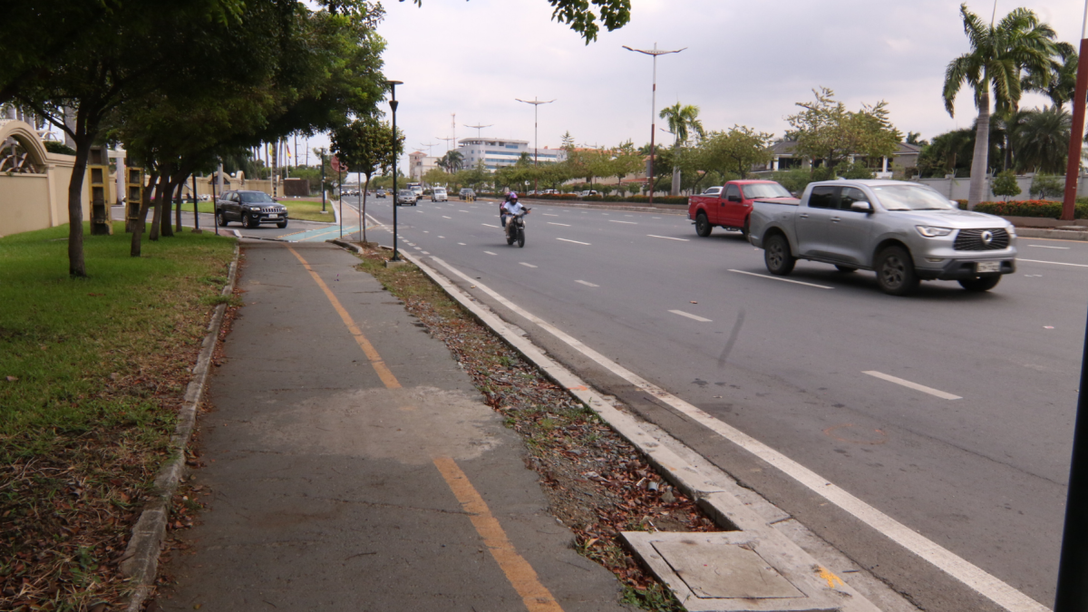 En el punto donde fue atropellada la atleta Mónica Martinich, en la avenida Samborondón, no existen aceras y la ciclovía está descuidada.