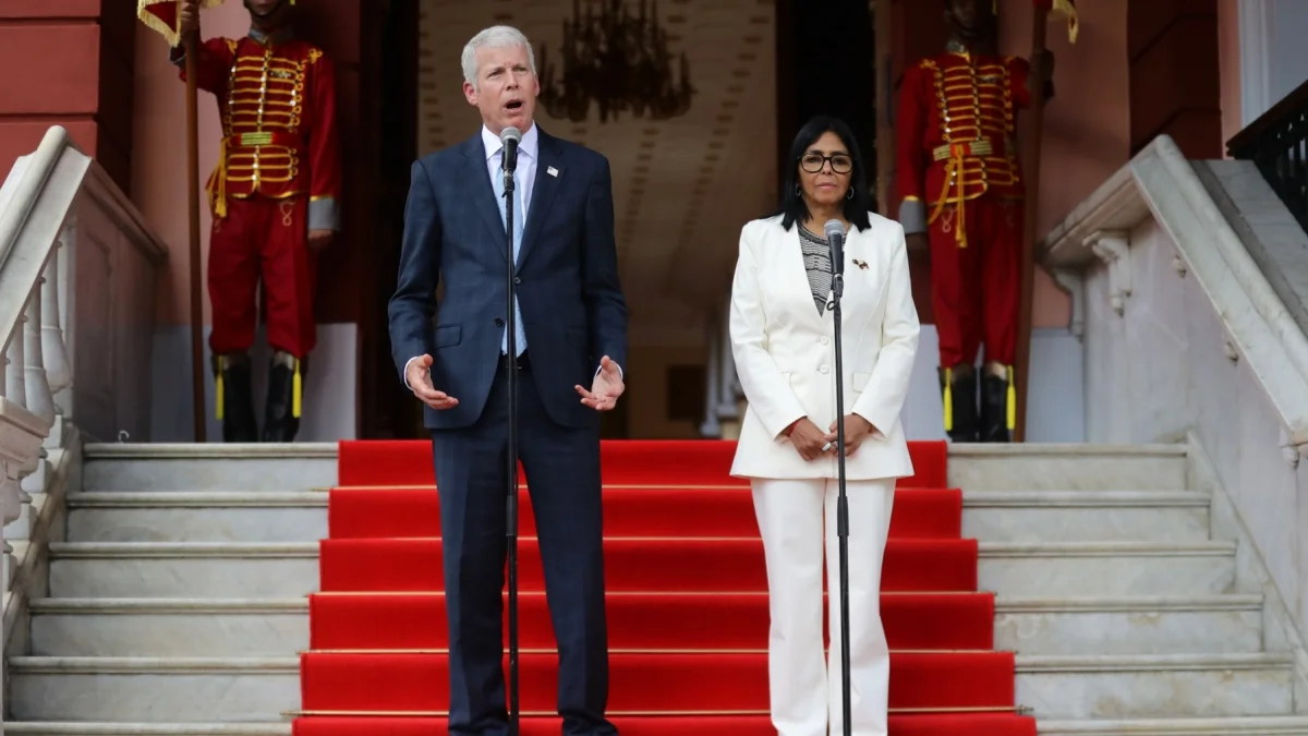 El secretario de Energía de Estados Unidos, Chris Wright, habla junto a la presidenta encargada de Venezuela, Delcy Rodríguez, durante una rueda de prensa.
