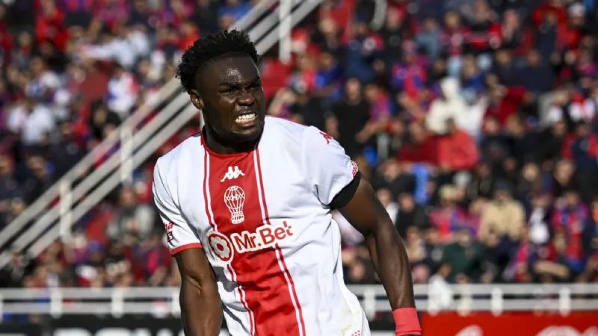 Jordy Caicedo de Huracán marca un gol y reclama otro.