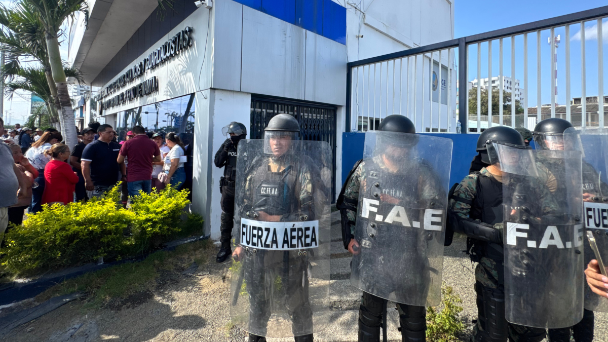 Los 28 pescadores de las embarcaciones Conquista 2 y OM 2 llegaron a Manta tras ser interceptados durante una operación de Estados Unidos en el Pacífico.