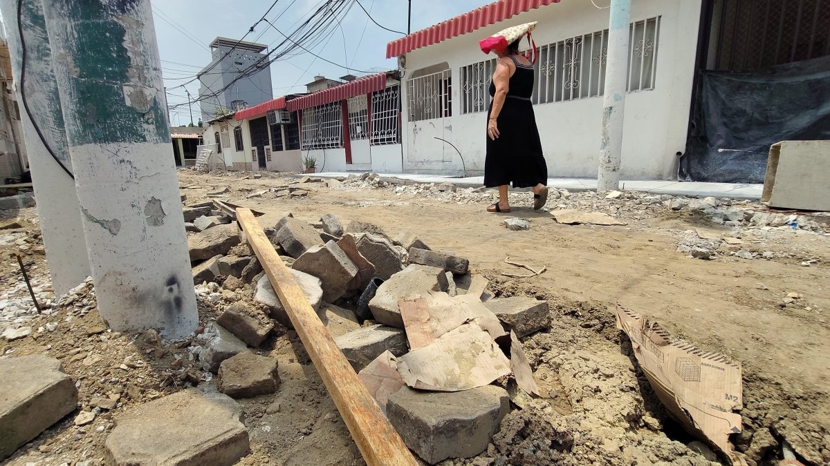 En La Atarazana, en el sector de las manzanas, J1, J2 y J3, hay tramos destruidos y restos de material sobre la vía.