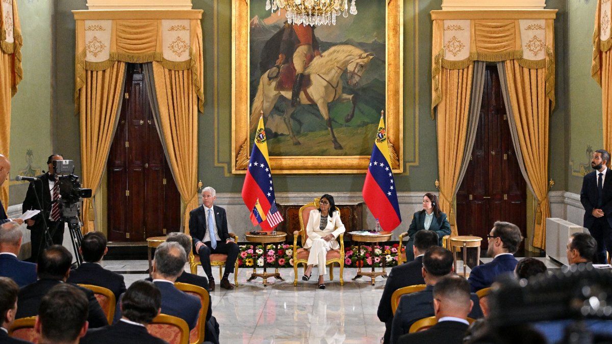 La presidenta interina, Delcy Rodríguez, el secretario de Energía de EE.UU., Chris Wright, y la ministra de Petróleo, Paula Henao en la firma de acuerdo petrolero en Caracas.