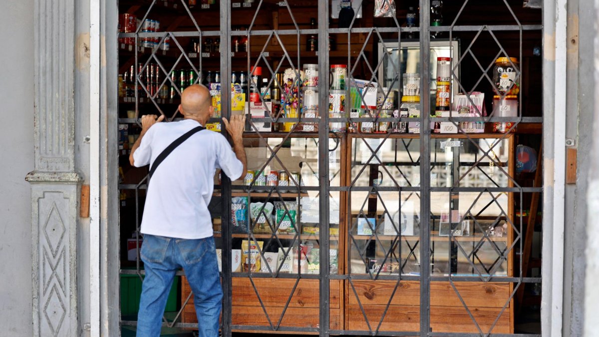 Una persona compra en una tienda el 4 de septiembre de 2026, en La Habana (Cuba).