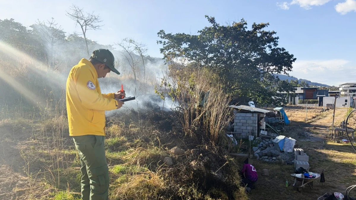 El Cuerpo de Bomberos identificó quemas de basura, maleza, desechos, troncos y ramas en varios sectores de Quito.