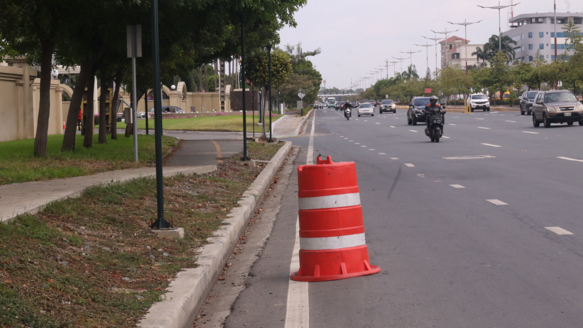 En este punto de la avenida Samborondón fue atropellada la atleta Mónica Martinich, quien murió en el lugar.
