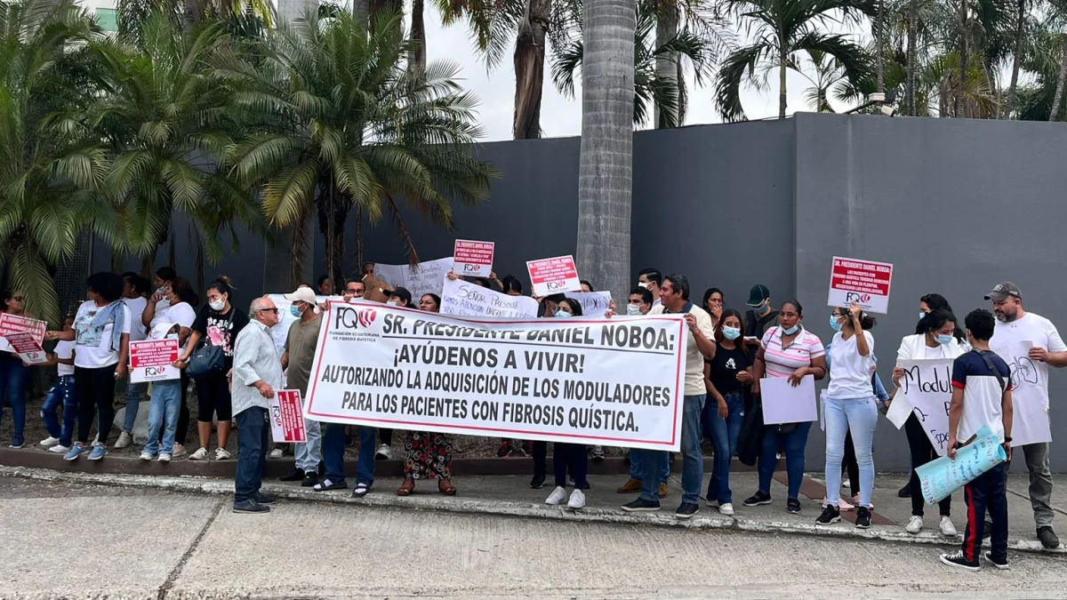 Familiares y pacientes con fibrosis quística han realizado varios plantones para exigir la entrega de medicamentos.