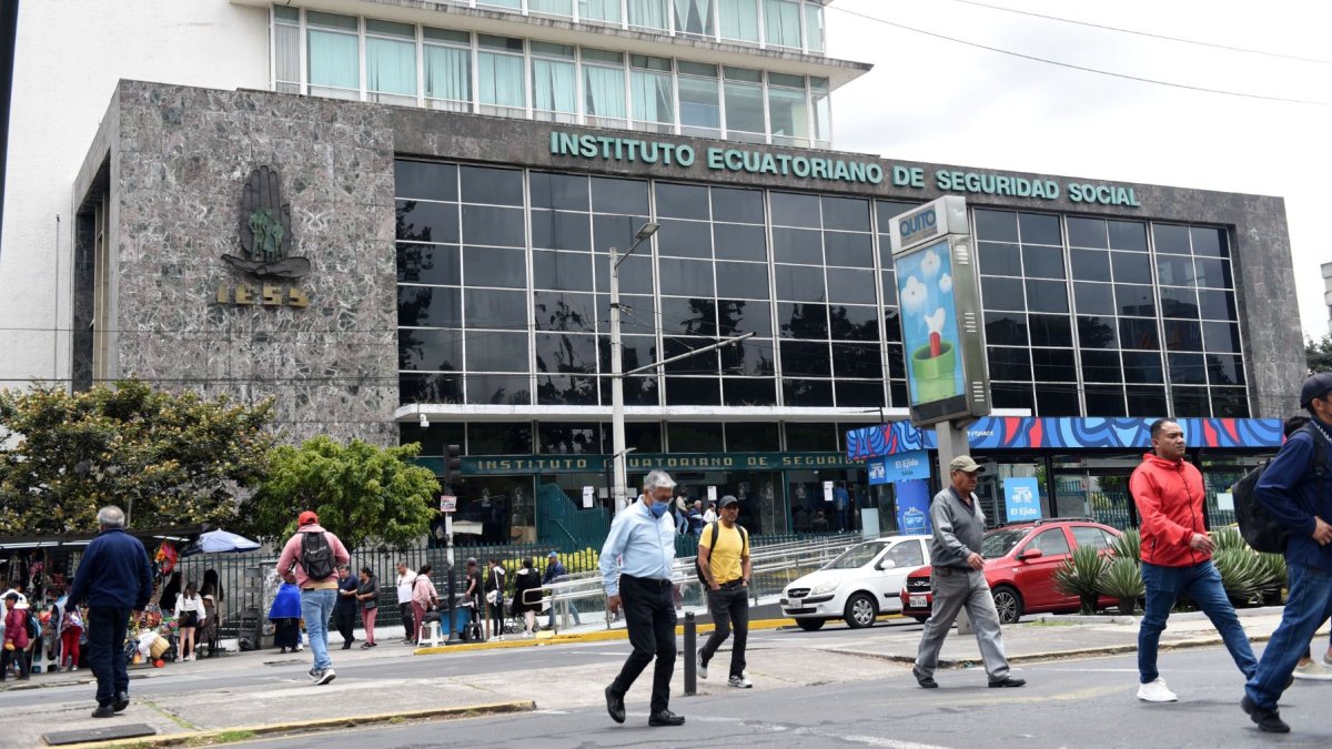 El Gobierno estima que el IESS tiene 2.000 millones de dólares estancados en bienes y terrenos improductivos.