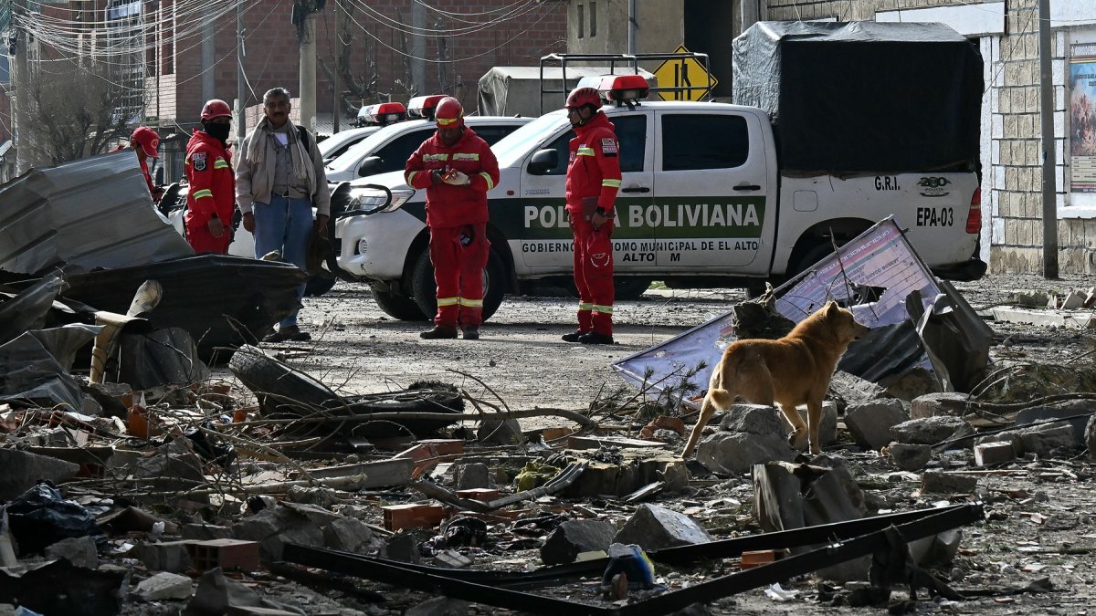 Bomberos inspeccionan los daños tras una explosión en un cuartel del ejército ocurrida la noche anterior, en Viacha, Bolivia, el 5 de septiembre de 2026.