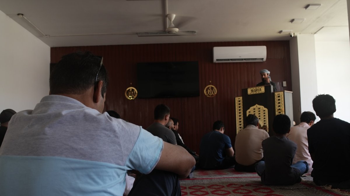 Un grupo de musulmanes durante el rezo del viernes (Jumu’ah), en el interior de la mezquita situada en Urdesa. Basem Qasem, director del centro, encabeza la ceremonia.