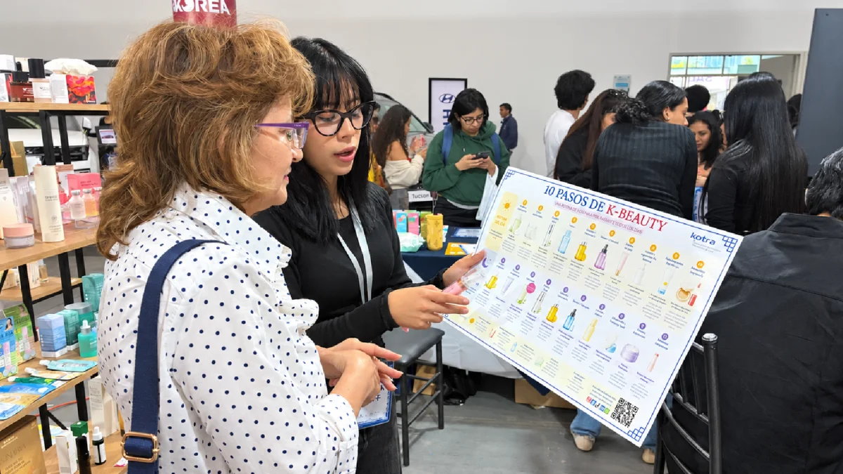 Productos de cuidado facial coreano exhibidos en la Expo Korea 2026, en el Centro de Convenciones Metropolitano de Quito.