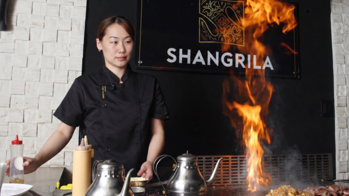 Yan cocina frente al comensal en una de las experiencias distintivas de Shangri.La.