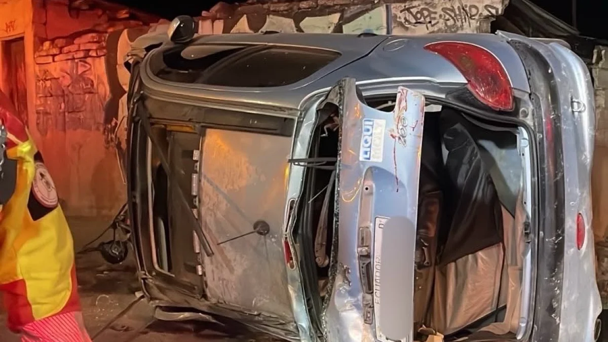 El vehículo se impactó contra el muro de una vivienda en San Carlos, en Quito.