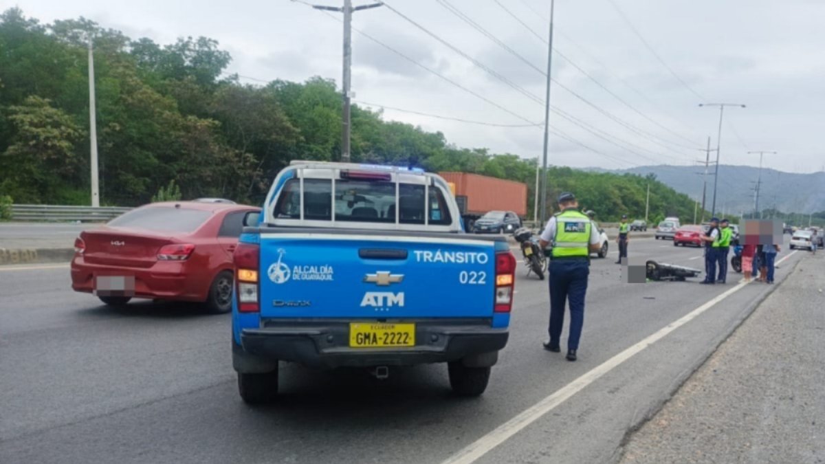 Agentes de tránsito cerraron dos carriles de la vía Perimetral tras el accidente.