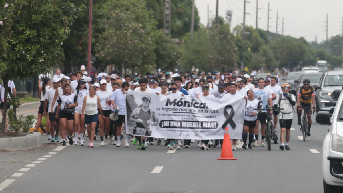 La marcha en memoria de Mónica Martinich recorrió la avenida Samborondón, donde un conductor la atropelló y huyó sin darle asistencia.