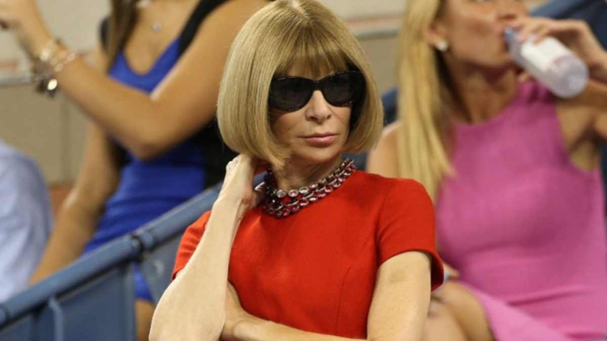 Muchos cuestionan la autoridad moral de Anna Wintour luego de que intentara rehabilitar la imagen del diseñador John Galliano.