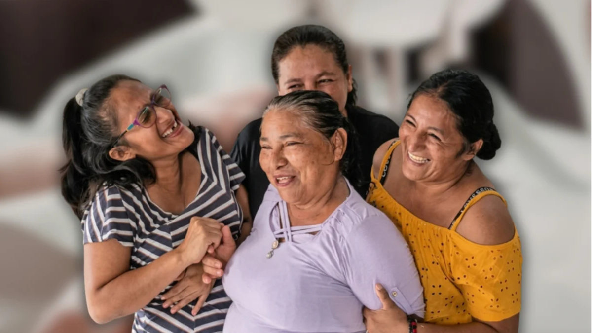 Sostener, acompañar y relajarse son parte de las actividades que realizan las voluntarias en barrios vulnerables de Guayaquil.