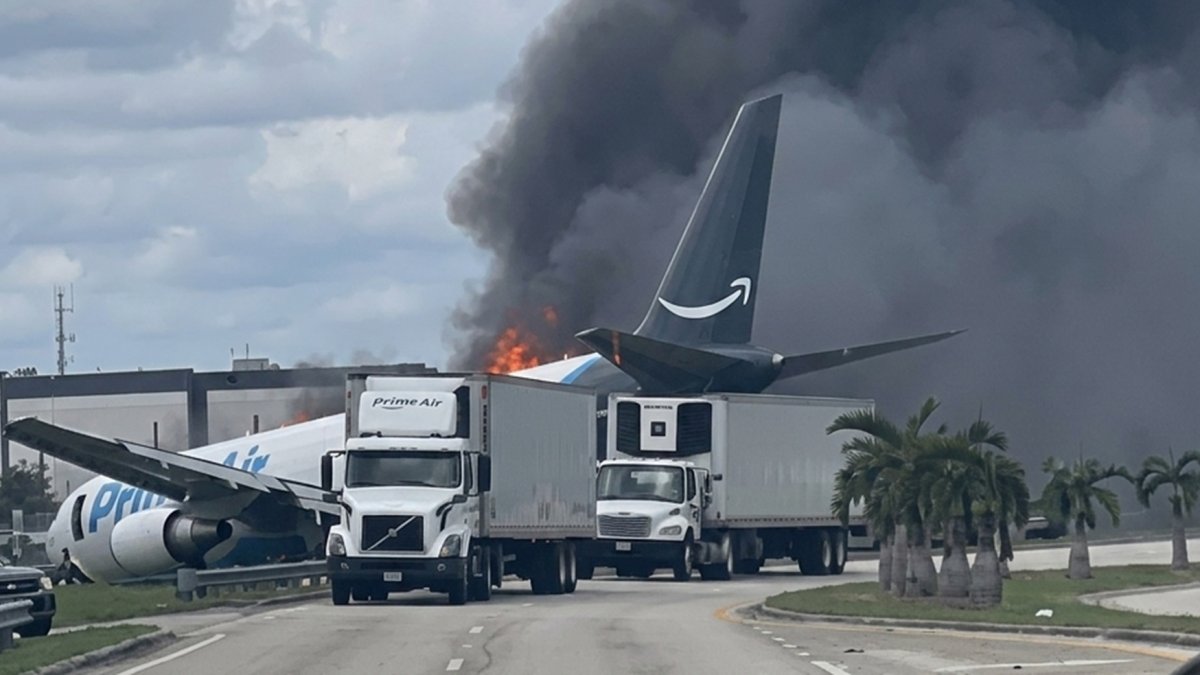 El avión quedó envuelto en llamas y denso humo negro tras colisionar con varios vehículos.