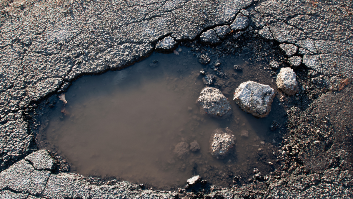 La vía Saracay-Portovelo presenta baches y deterioro mientras soporta el tránsito constante de volquetes con material mineralizado.