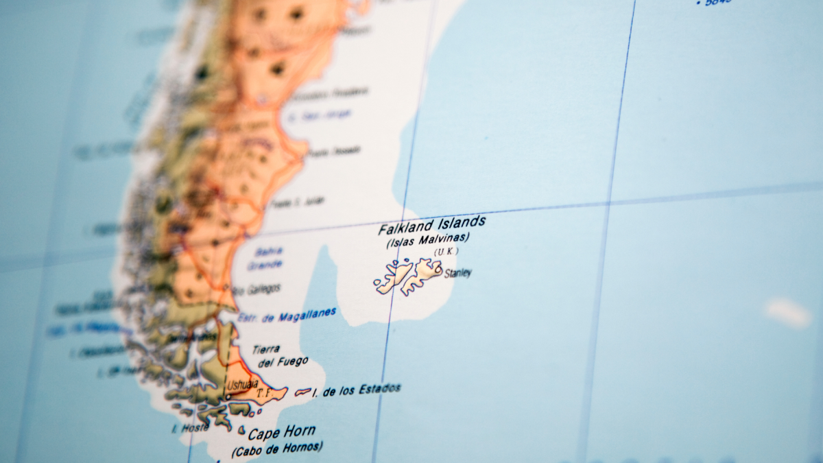 La Guerra de Malvinas enfrentó a Argentina y Reino Unido en 1982 por la soberanía de las islas del Atlántico Sur.