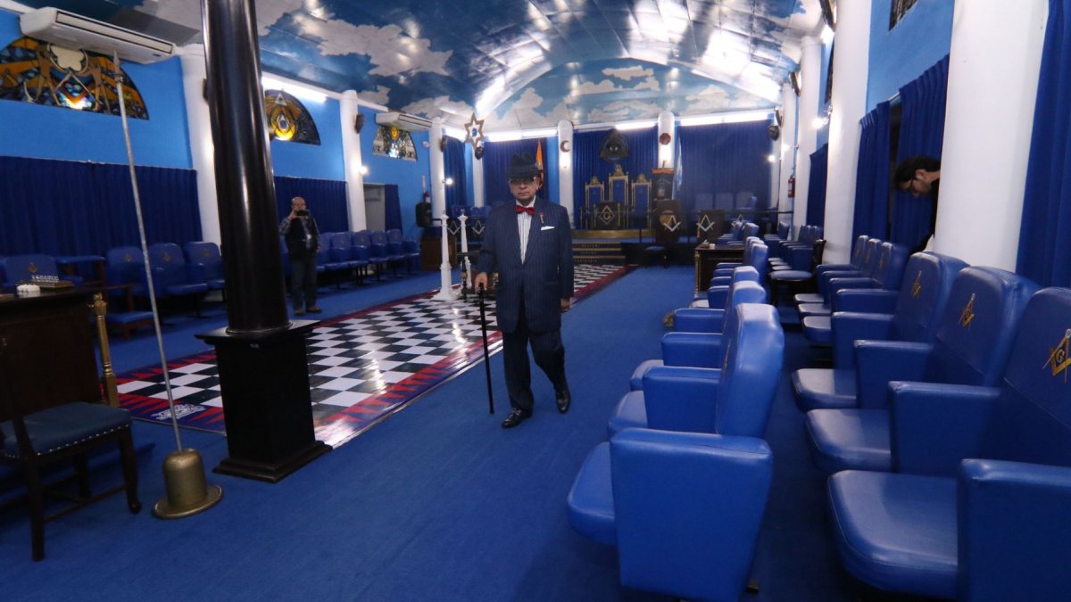 El abogado Héctor Vanegas recorriendo el interior del Palacio Masónico, ubicado en Guayaquil.