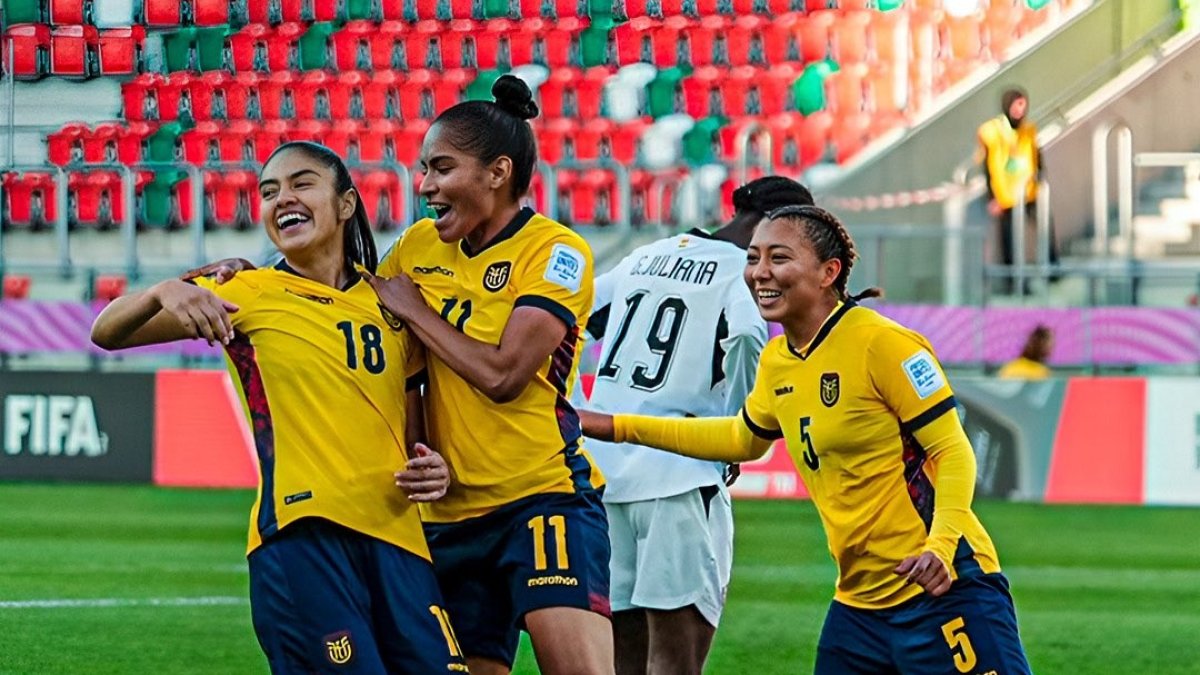 Rosa Flores (i) marcó el primer gol de Ecuador en un Mundial Femenino sub-20.