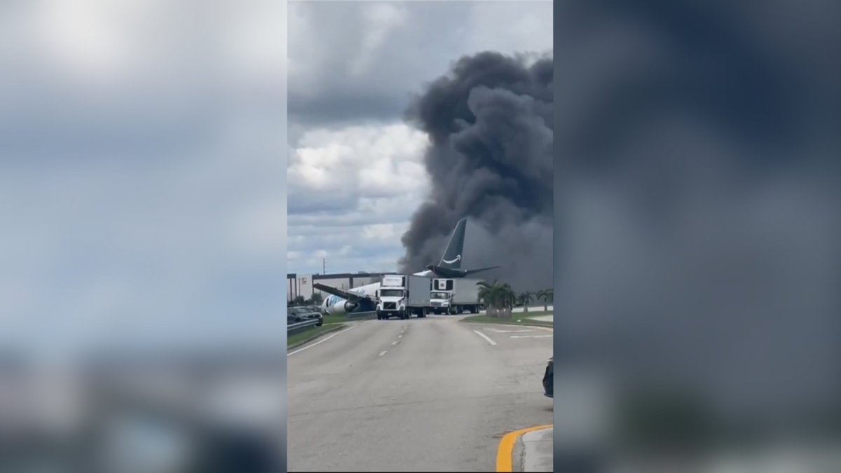 Un avión de carga se estrelló al salirse de la pista después de aterrizar este domingo 6 de septiembre en el Aeropuerto Internacional de Miami, Estados Unidos.