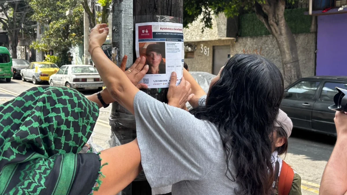 Colectivos pegaron afiches por la desaparición de Kalindy Bolívar, investigadora ecuatoriana que desapareción en Ciudad de México.