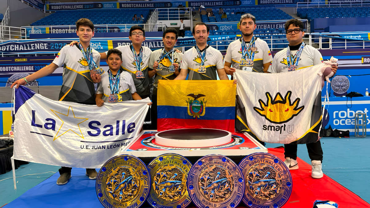 El equipo ecuatoriano celebra en China las cuatro medallas obtenidas en el RobotChallenge 2020.