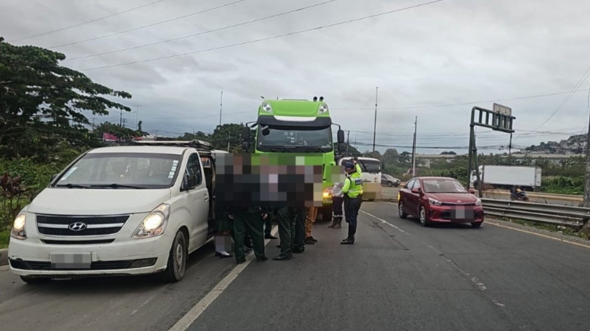 Choque entre tráiler y auto causó congestión este lunes en la vía a Daule.