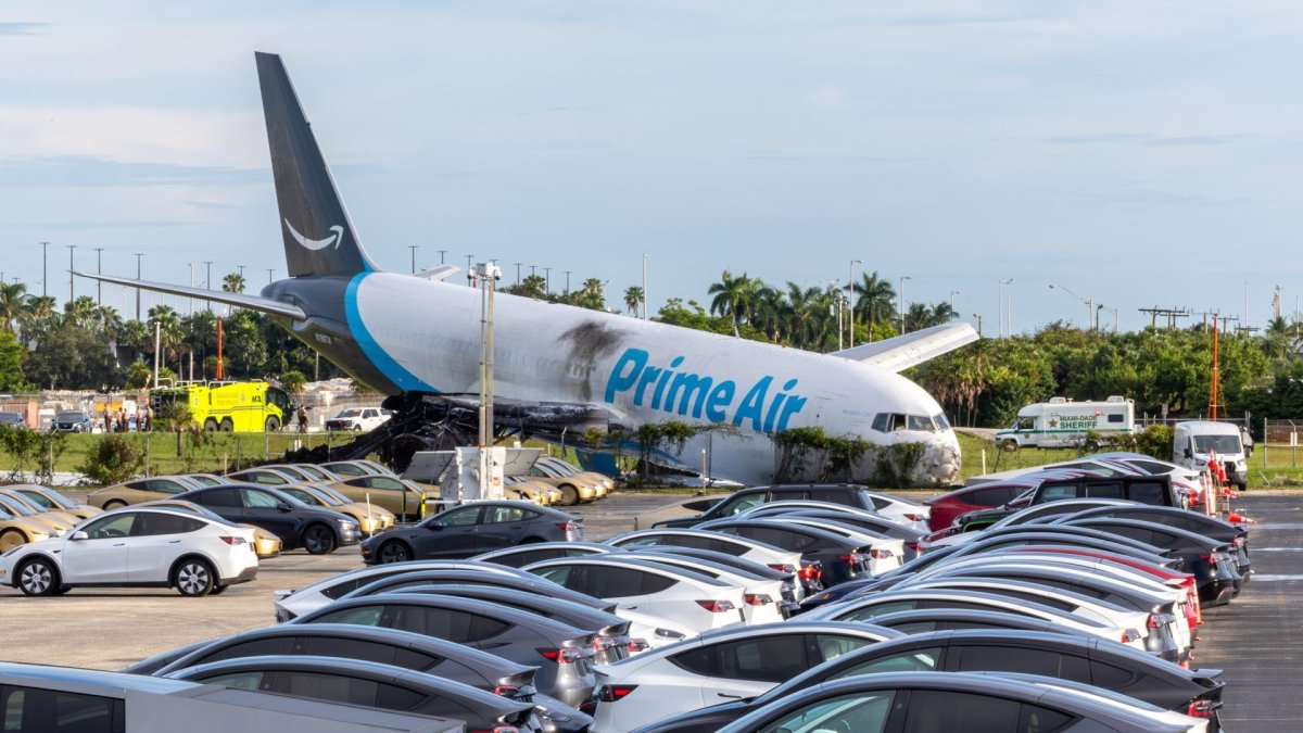 Un avión de carga de Amazon Prime Air fue captado este 6 de septiembre luego de que se saliera de pista y se estrellara tras aterrizar en el en el Aeropuerto Internacional de Miami.