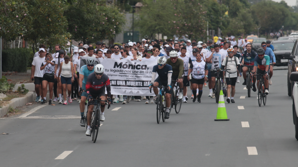 Ciclistas, atletas y otros ciudadanos marcharon el 6 de septiembre, en la avenida Samborondón, para exigir seguridad vial.