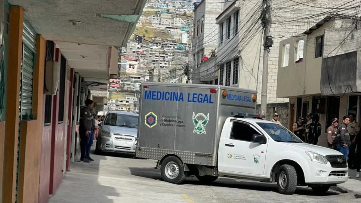 Medicina Legal llegó al inmueble de Quitumbe para realizar el levantamiento de los cuerpos y trasladarlos a la morgue para las autopsias.
