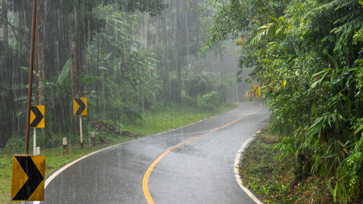 Carreteras y comunidades de Ecuador enfrentan lluvias intensas y riesgos asociados al fenómeno El Niño.